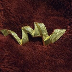 Vintague  Gerrys Gold Textured Ribbon Brooch